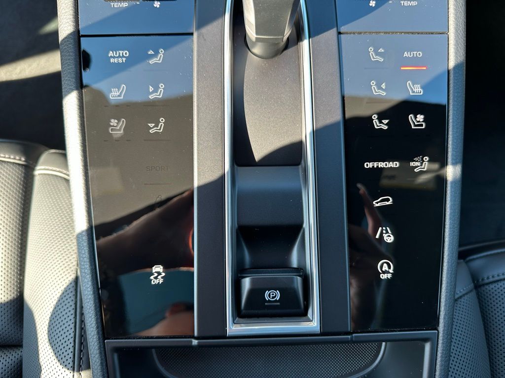 Thumbnail: 2026 Porsche Macan - 23