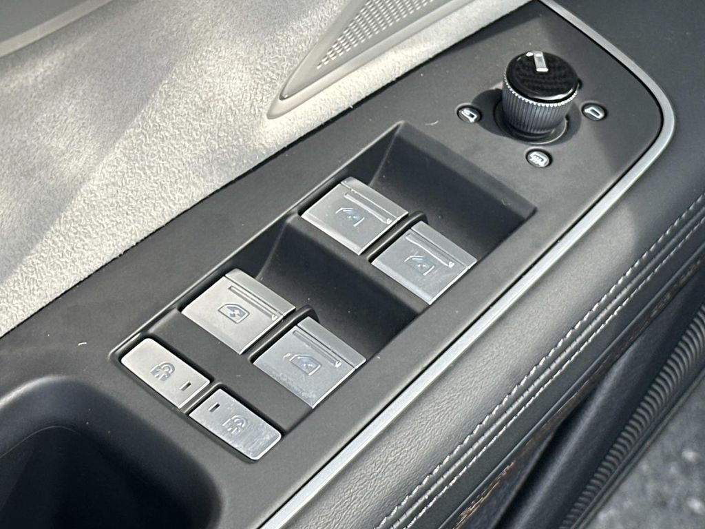 Thumbnail: 2025 Audi A8 - 19