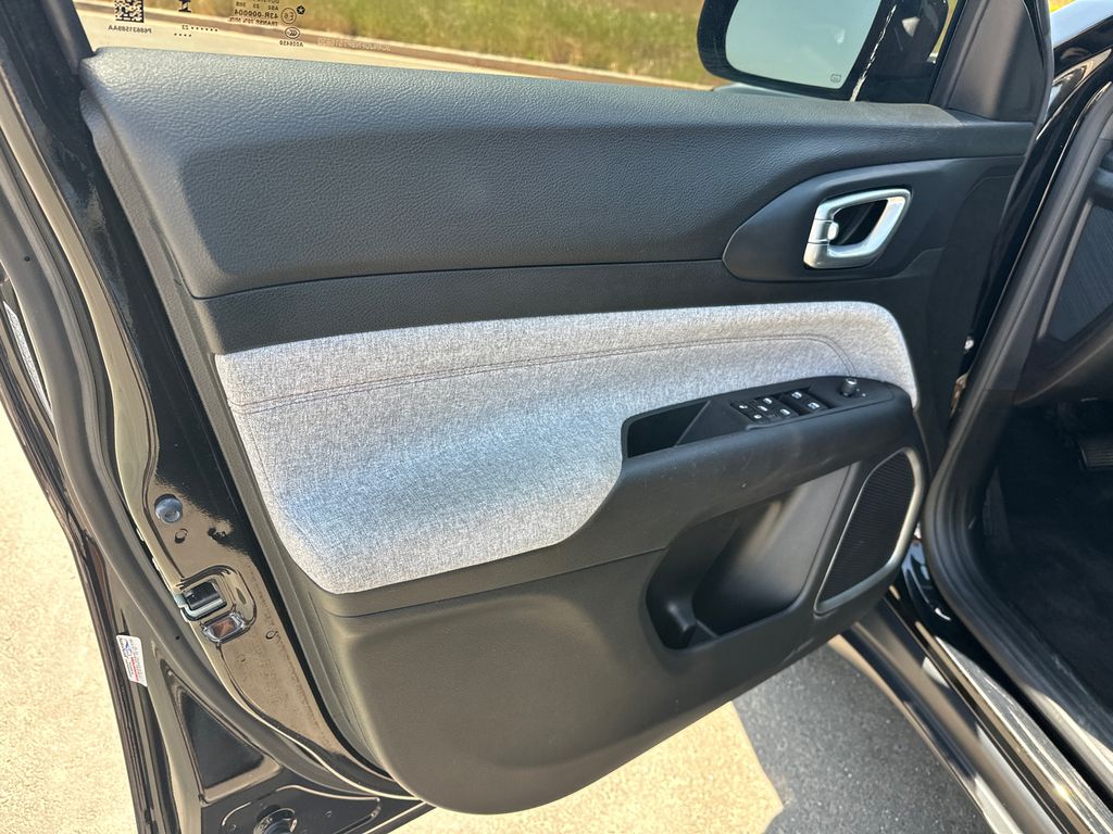 Used 2023 Black Jeep Latitude Lux image 10