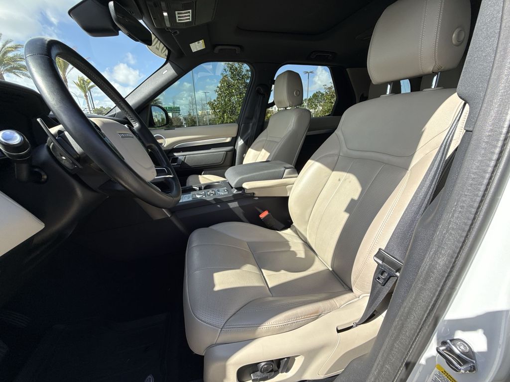 Thumbnail: 2020 Land Rover Discovery - 13