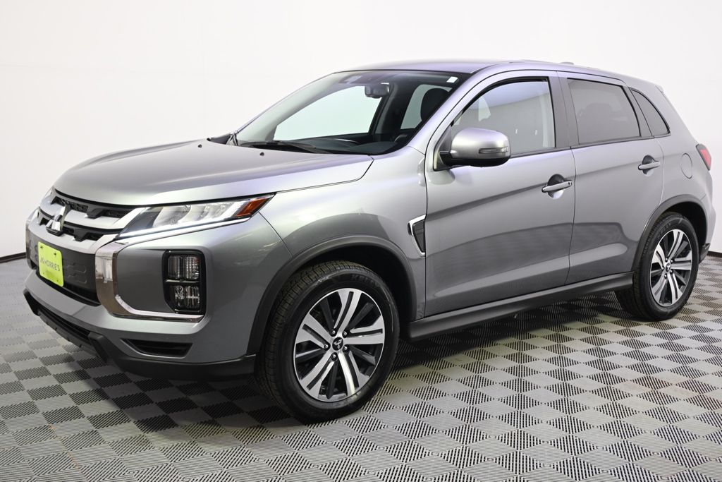 Used 2025  Mitsubishi 2.0 SE image 2