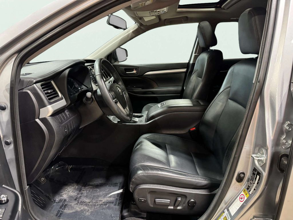 Used 2015 Silver Sky Metallic Toyota XLE V6 image 22