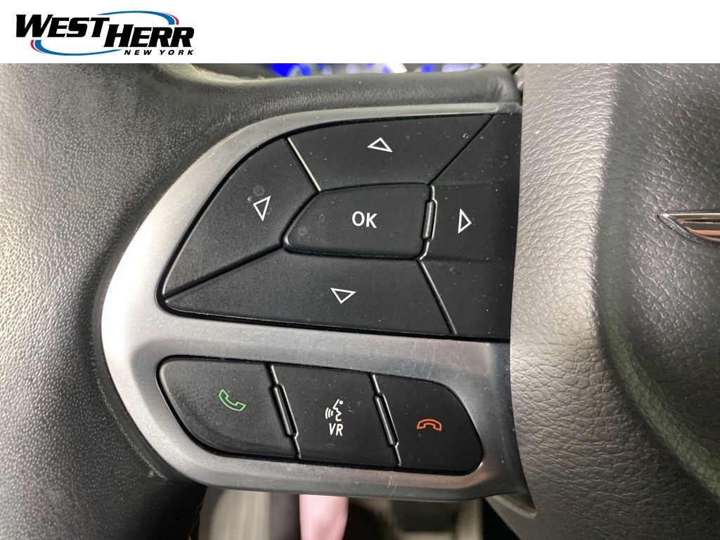 Used 2018 Silver Chrysler Touring L image 11