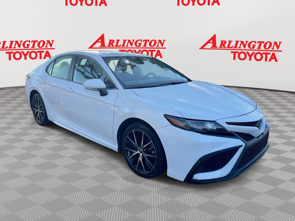 2023 Toyota Camry SE's photo