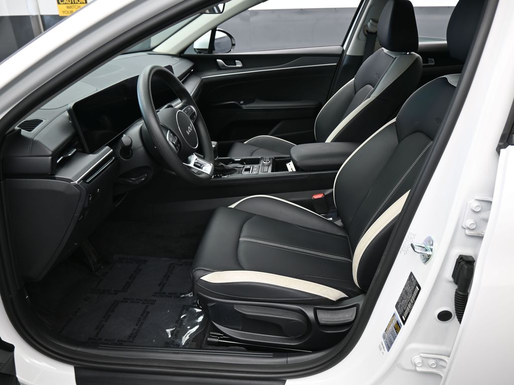 New 2025 Snow White Pearl Kia LXS image 11