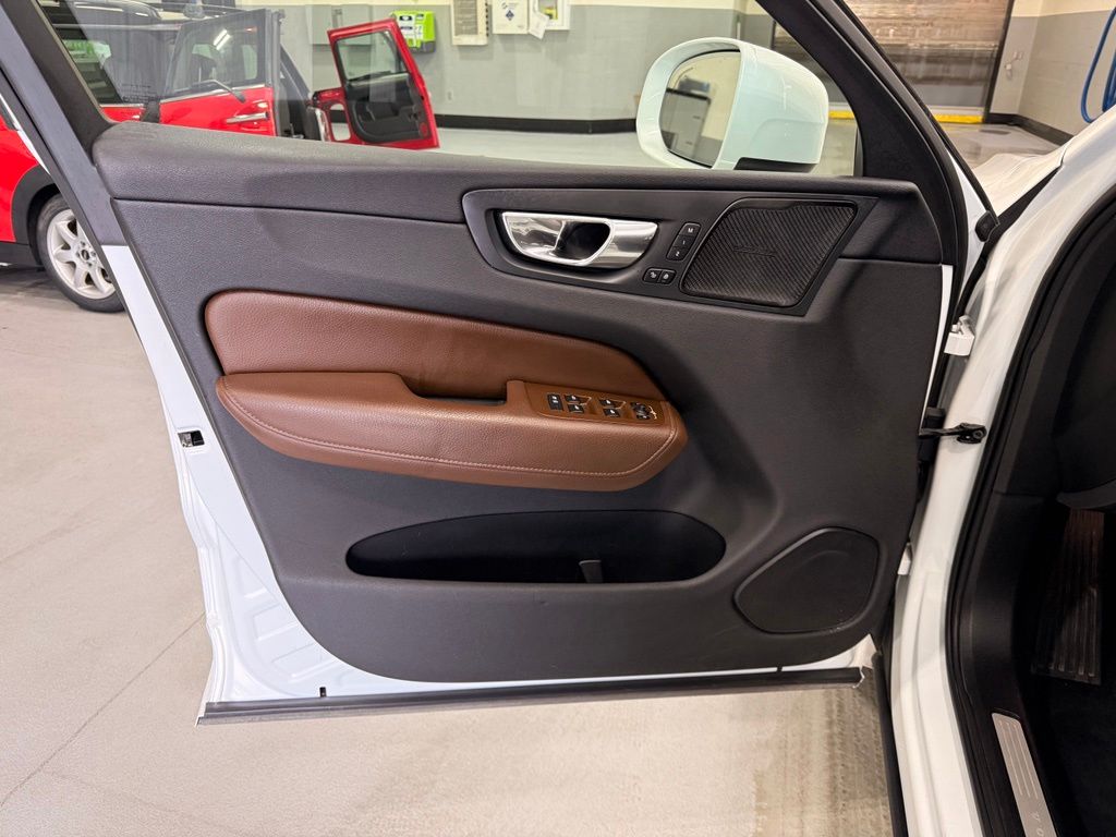 Thumbnail: 2019 Volvo XC60 - 10