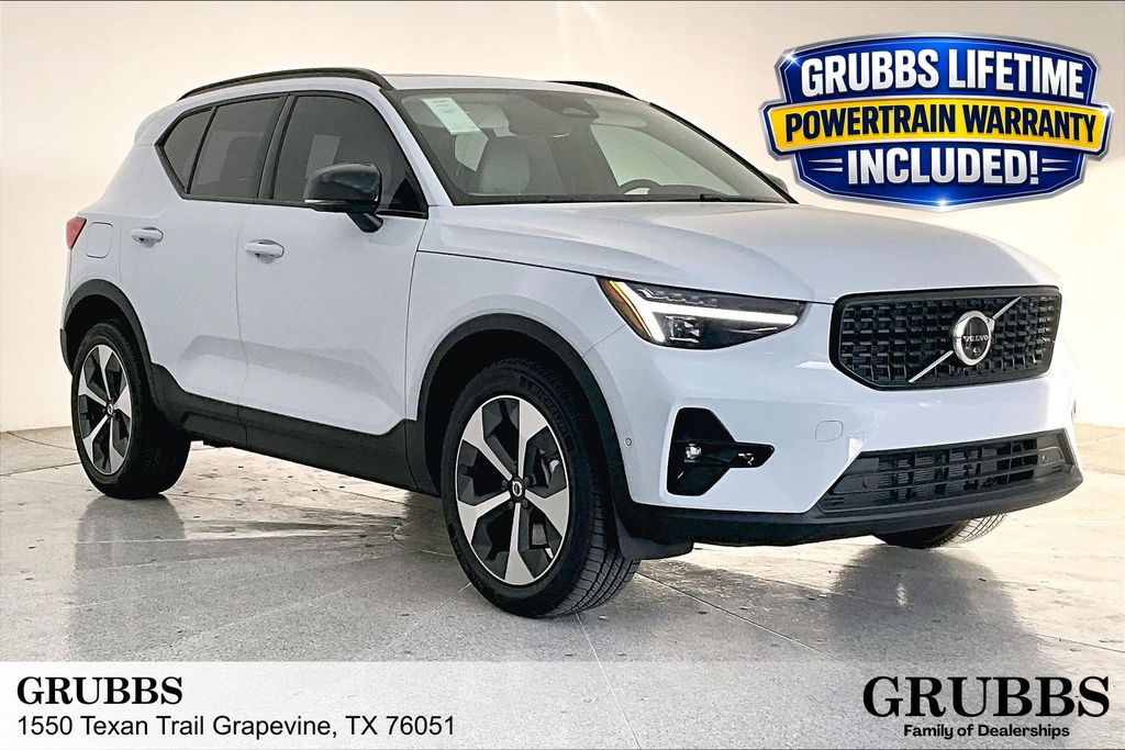 White (Cloud) 2026 Volvo XC40 B5 Plus AWD SUV / Crossover All-Wheel Drive Automatic
