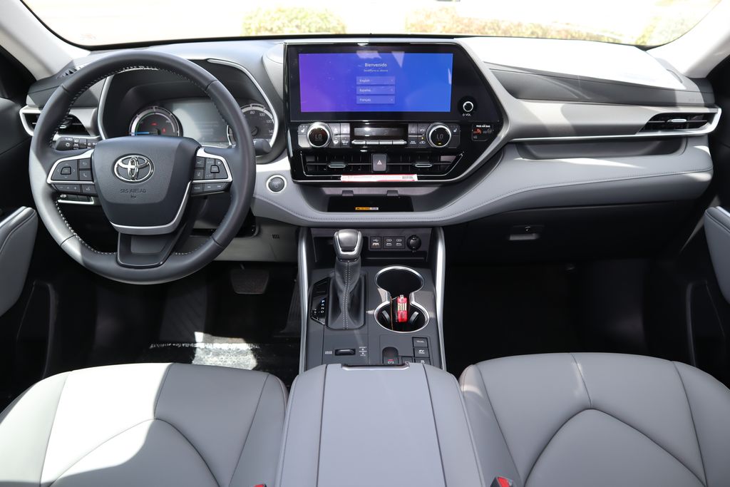 2025 Toyota Highlander XLE 13