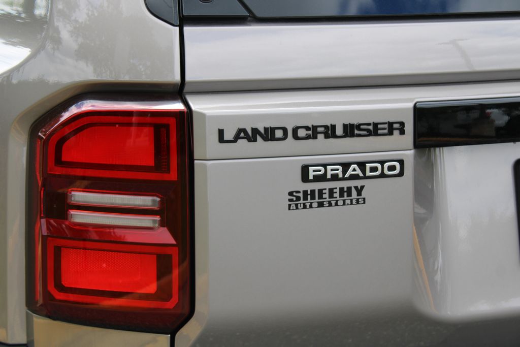 Used 2025  Toyota Base image 29