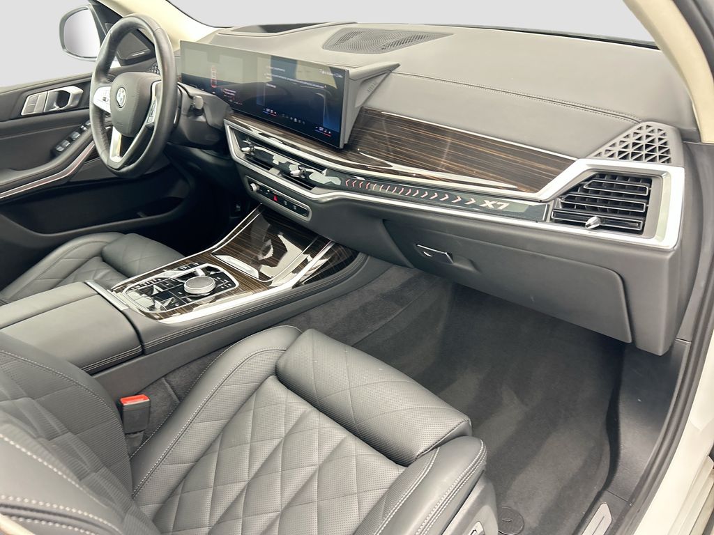 Thumbnail: 2026 BMW X7 - 16