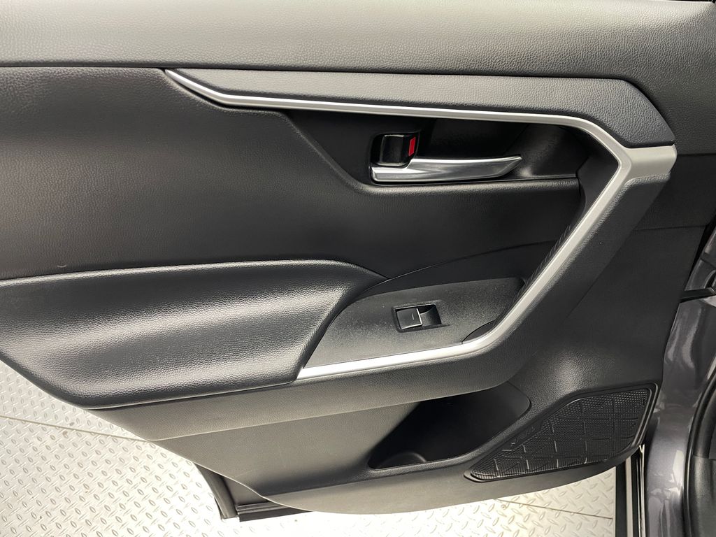 2024 Toyota RAV4 XLE 32