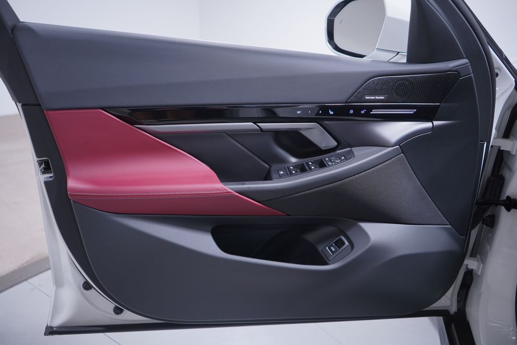 Thumbnail: 2025 BMW 5 Series - 15