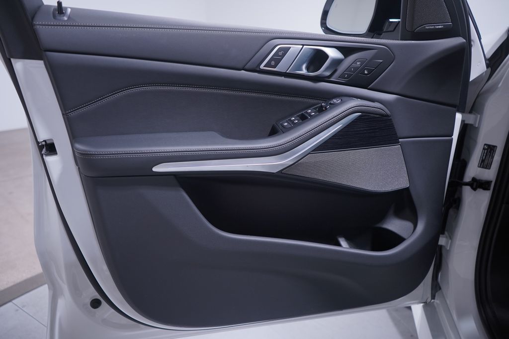 2025 BMW X5 M60i 16