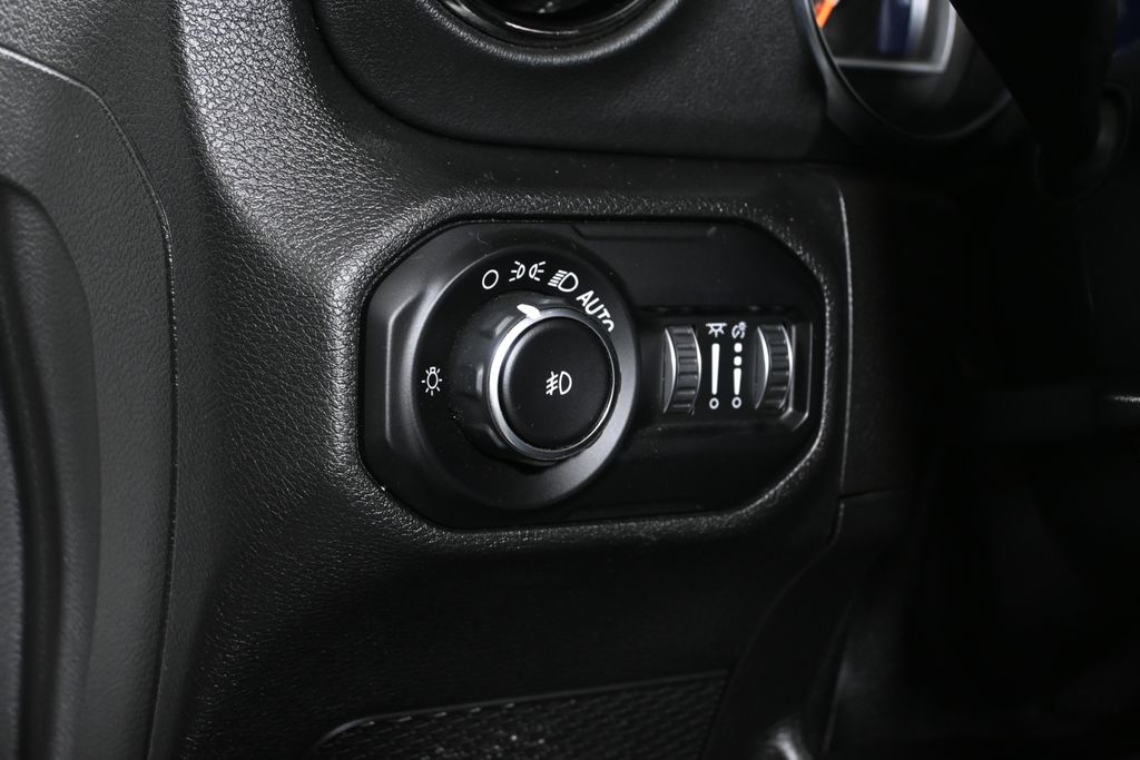 Thumbnail: 2020 Jeep Wrangler - 29