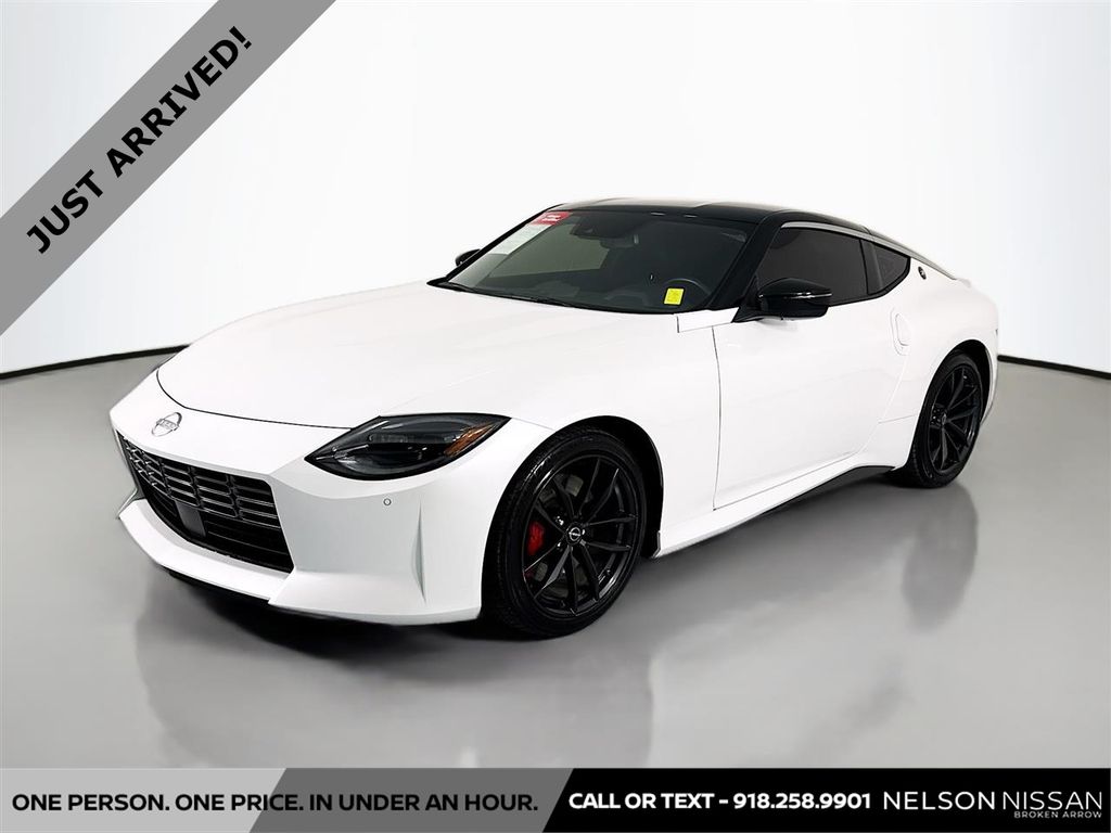 Everest White Pearl Tricoat/Super Black 2024 Nissan Z Performance RWD Coupe Rear-Wheel Drive 6-Speed Manual