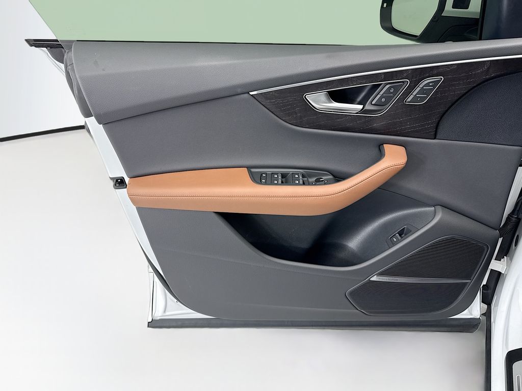 Thumbnail: 2023 Audi Q8 - 23
