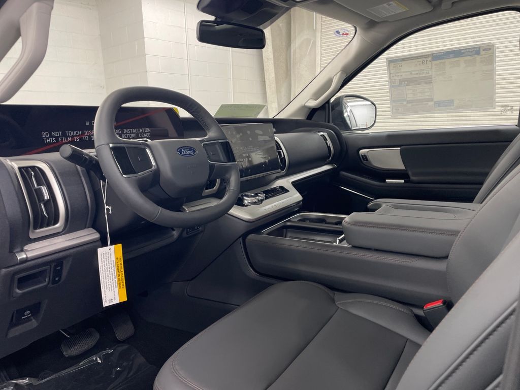 2025 Ford Expedition photo 4