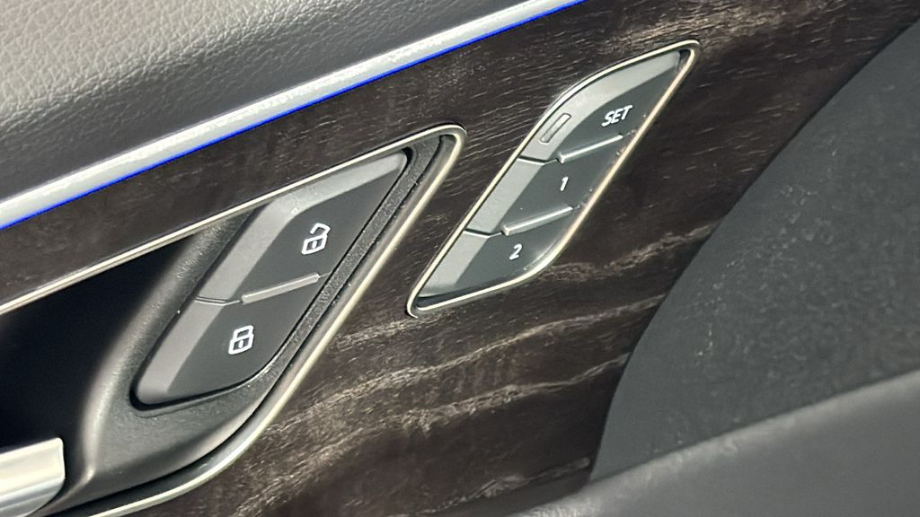 Thumbnail: 2023 Audi Q8 - 29