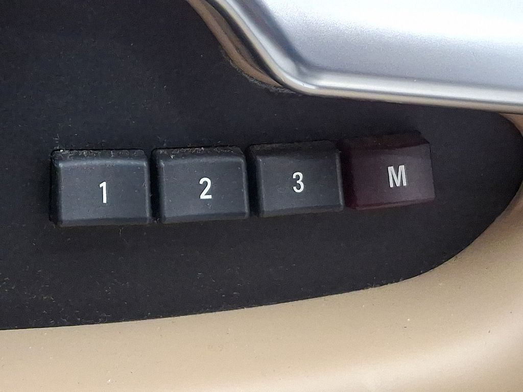 Thumbnail: 2011 Land Rover Range Rover - 27