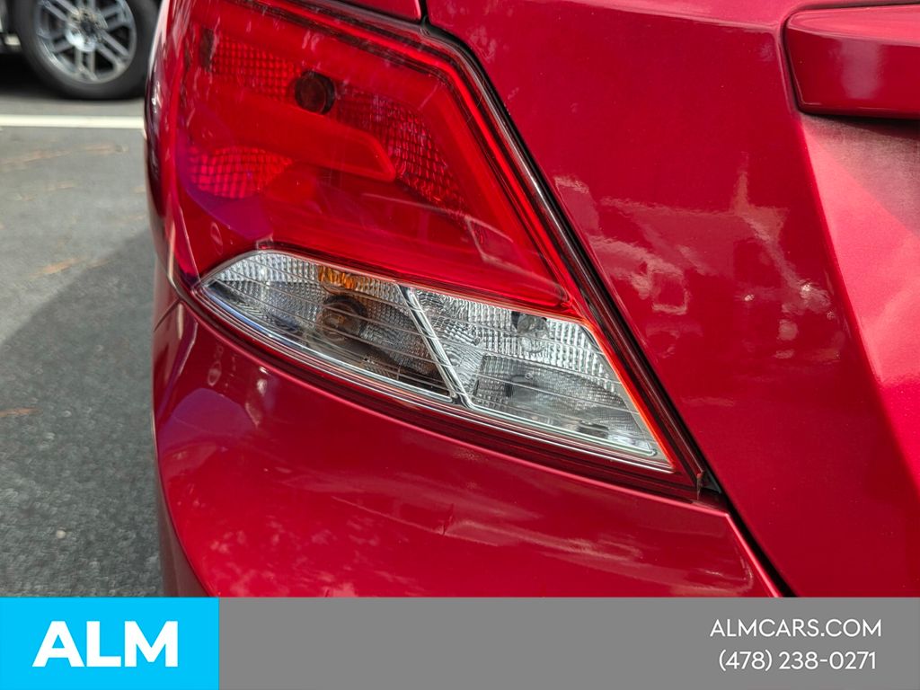 Used 2015 Red Hyundai GLS image 12