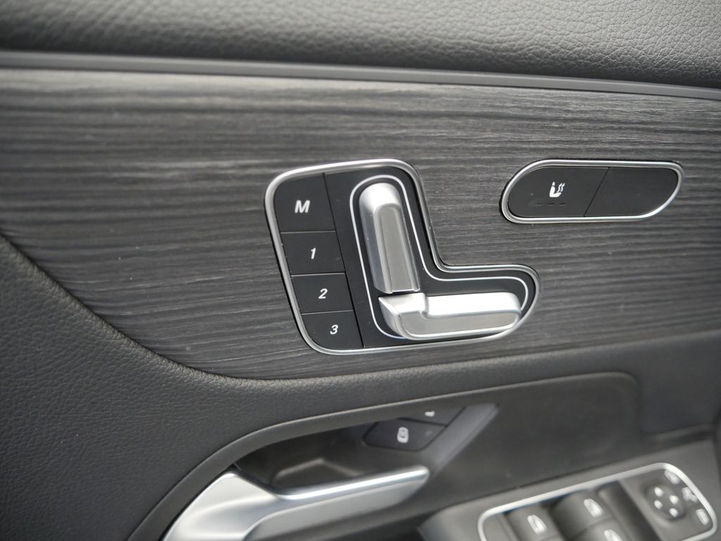 Thumbnail: 2023 Mercedes-Benz GLA - 17