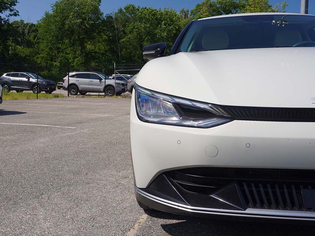 Used 2024 White Kia Wind image 12