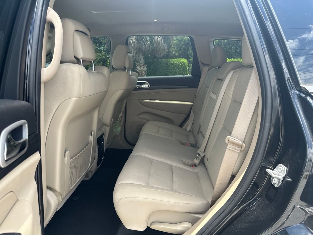 Used 2020 Diamond Black Crystal Pearlcoat Jeep Laredo E image 20