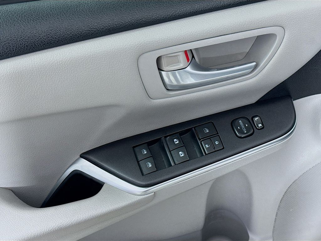 Thumbnail: 2015 Toyota Camry - 17