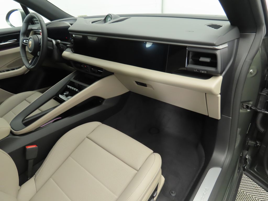 Thumbnail: 2025 Porsche Macan - 21