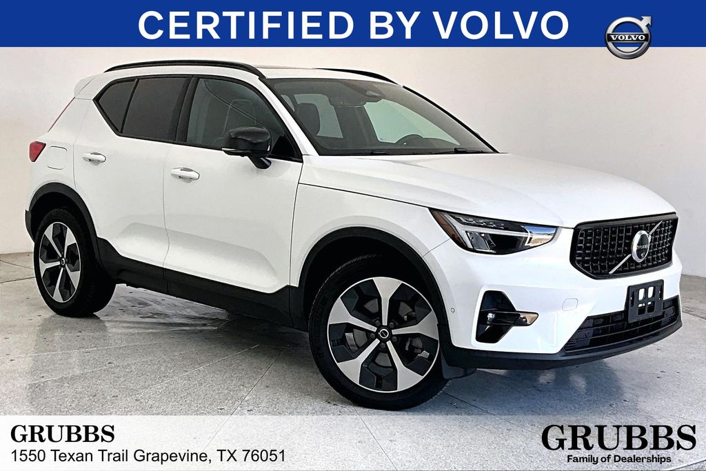 2025 Volvo XC40 B5 Plus Dark Theme AWD