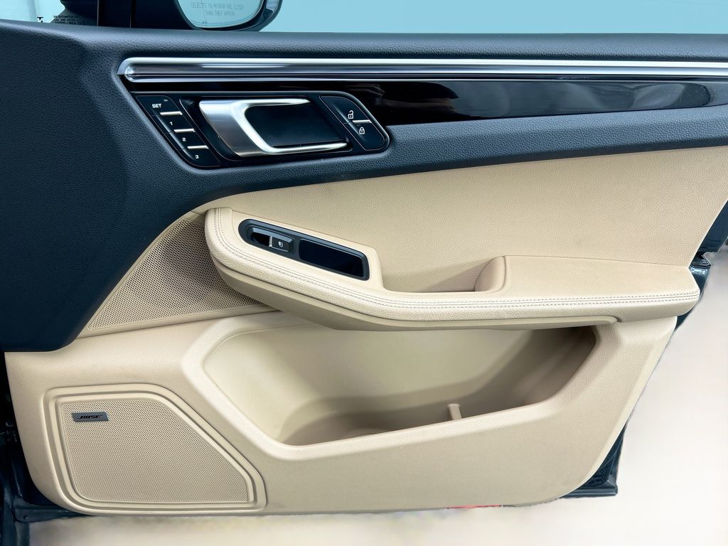 Thumbnail: 2020 Porsche Macan - 26