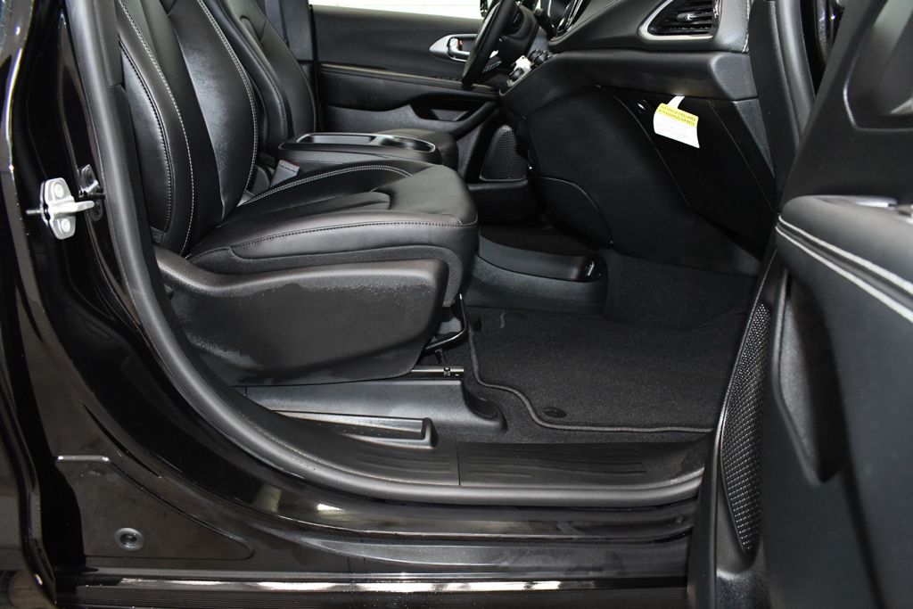 Used 2026 Black Chrysler Select image 24