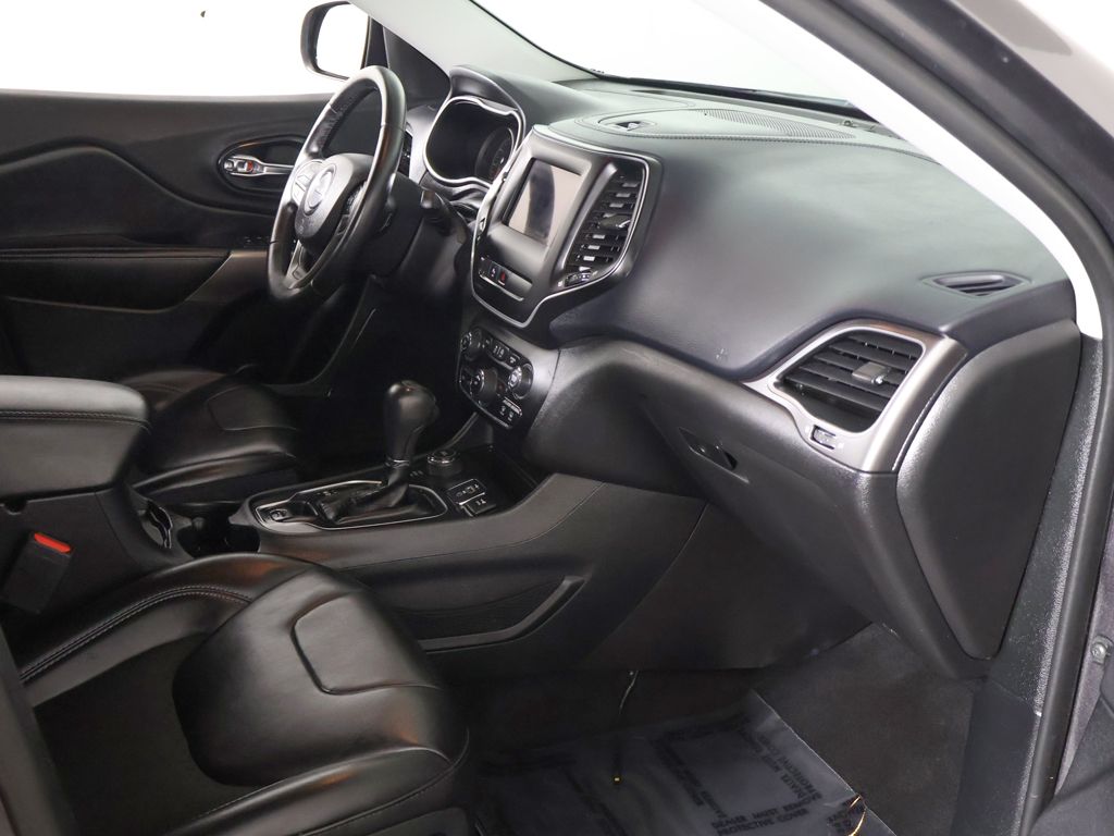 Used 2019 Gray Jeep Latitude Plus image 21