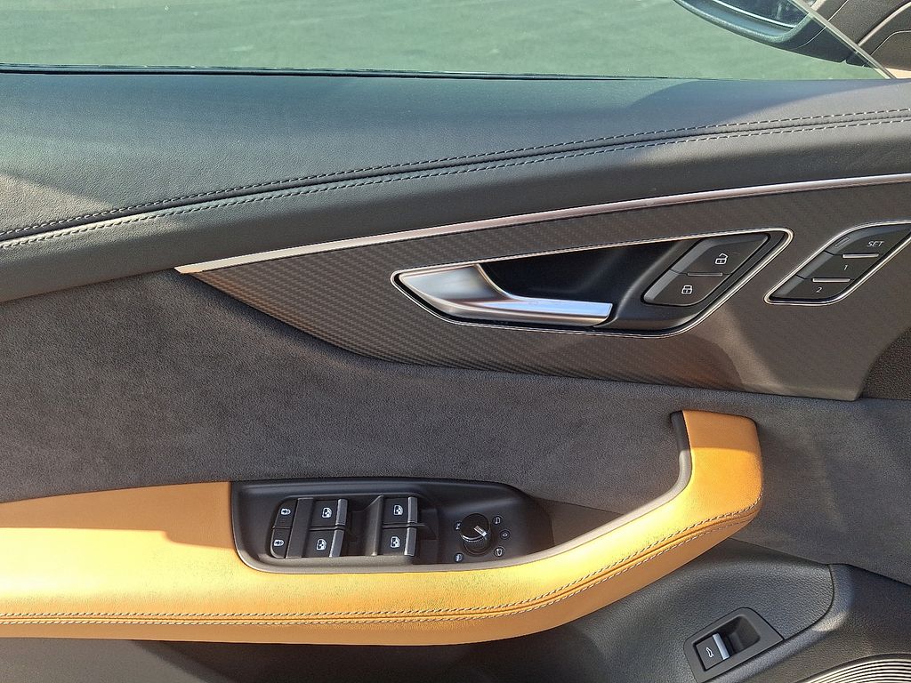 Thumbnail: 2025 Audi RS Q8 - 12