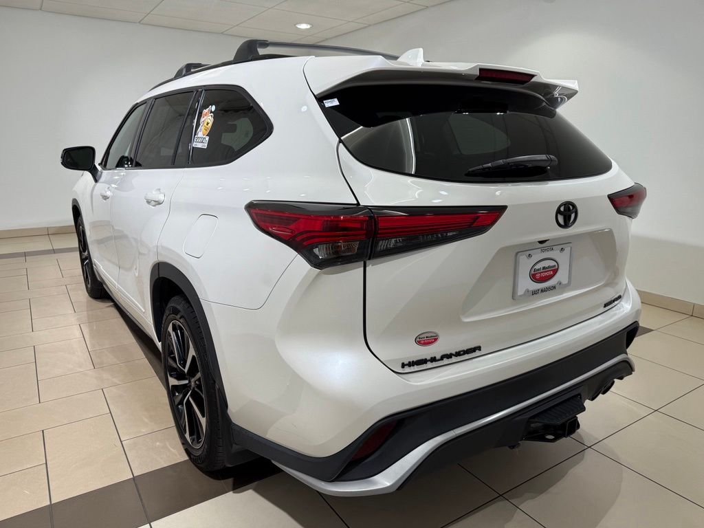 Thumbnail: 2021 Toyota Highlander - 3
