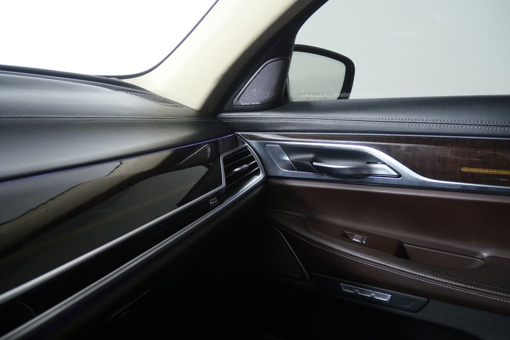 Thumbnail: 2016 BMW 7 Series - 26