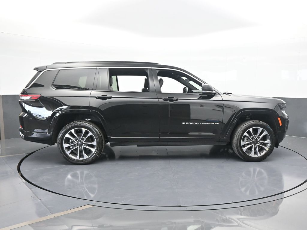 New 2025 Diamond Black Crystal Pearlcoat Jeep Overland image 7