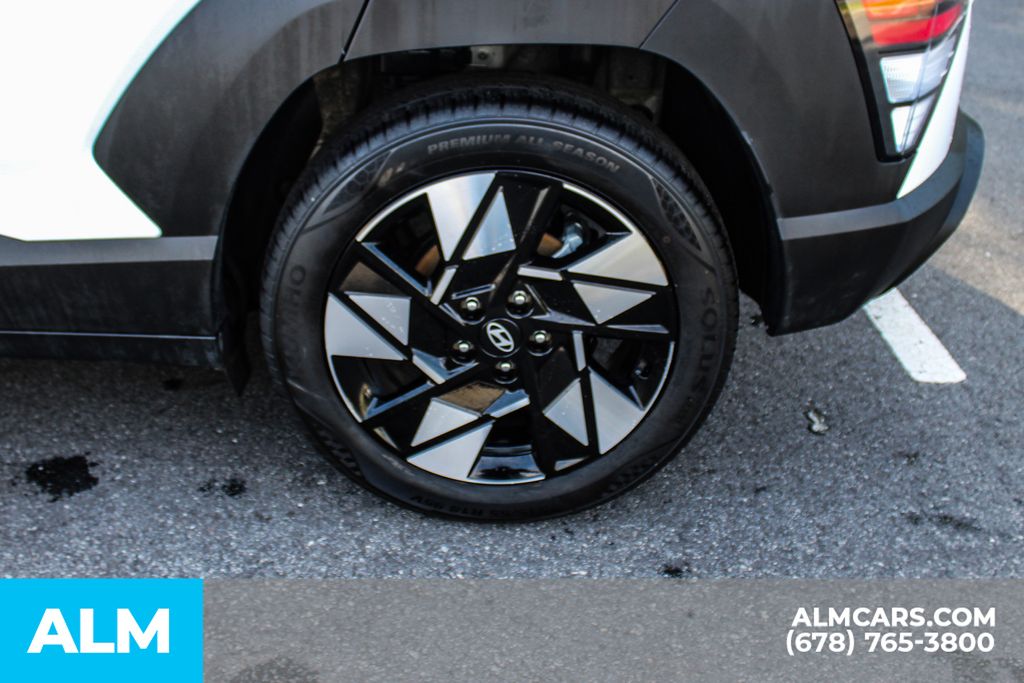 Used 2025 White Hyundai SEL image 15