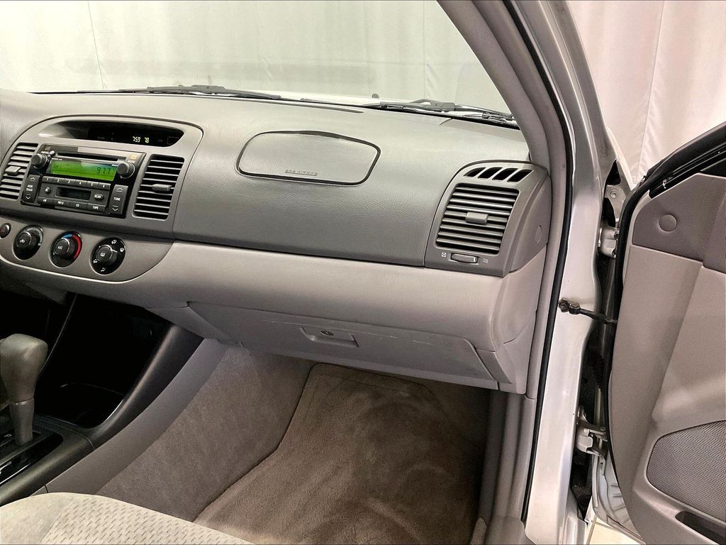 2004 Toyota Camry — photo 13