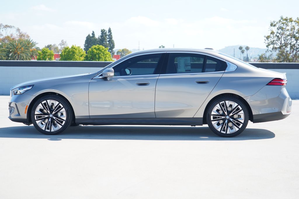 Thumbnail: 2026 BMW 5 Series - 4