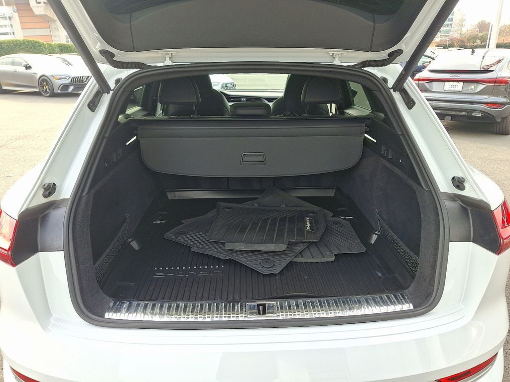 Thumbnail: 2022 Audi e-tron S - 29