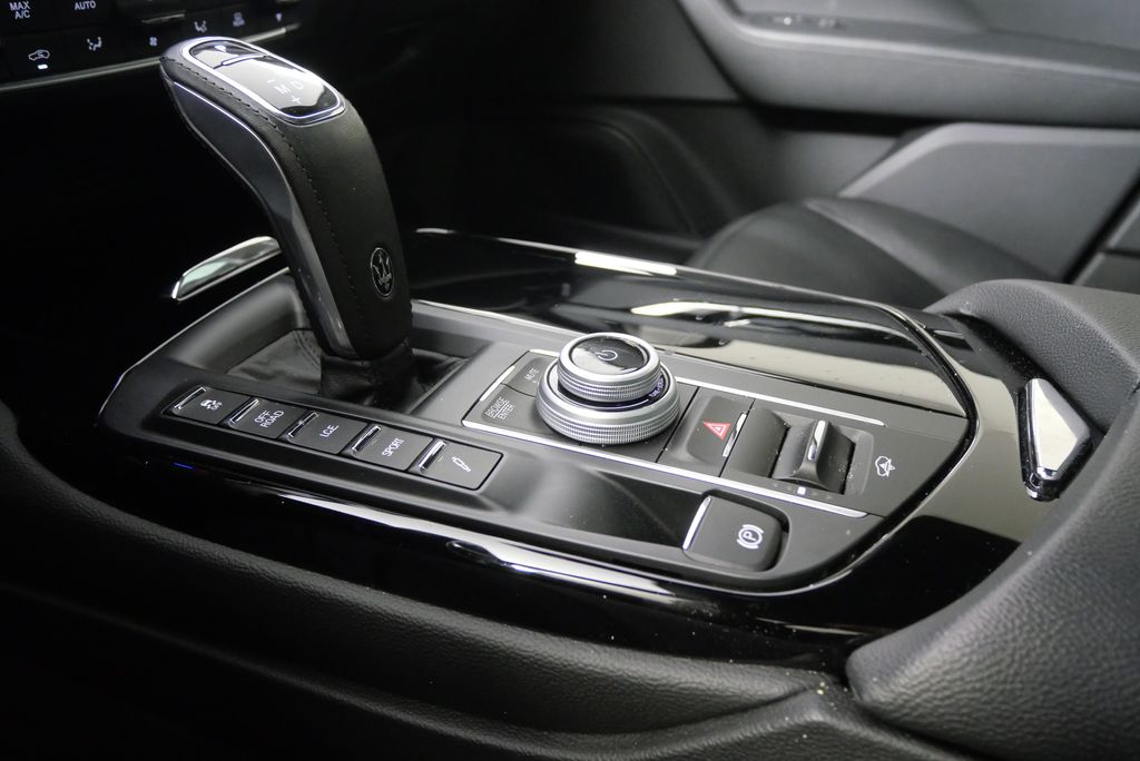2021 Maserati Levante Base 25