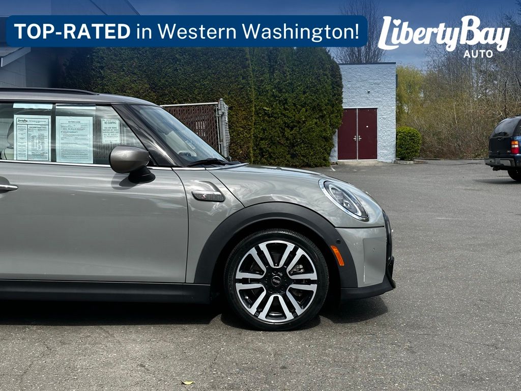 View vehicle photo 5