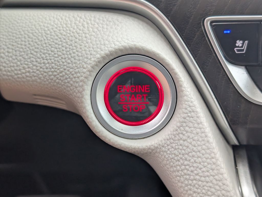Used 2018 Red Honda Touring image 27