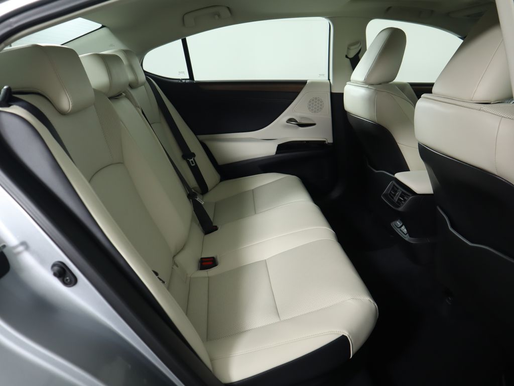 2025 Lexus ES Hybrid 300h 23