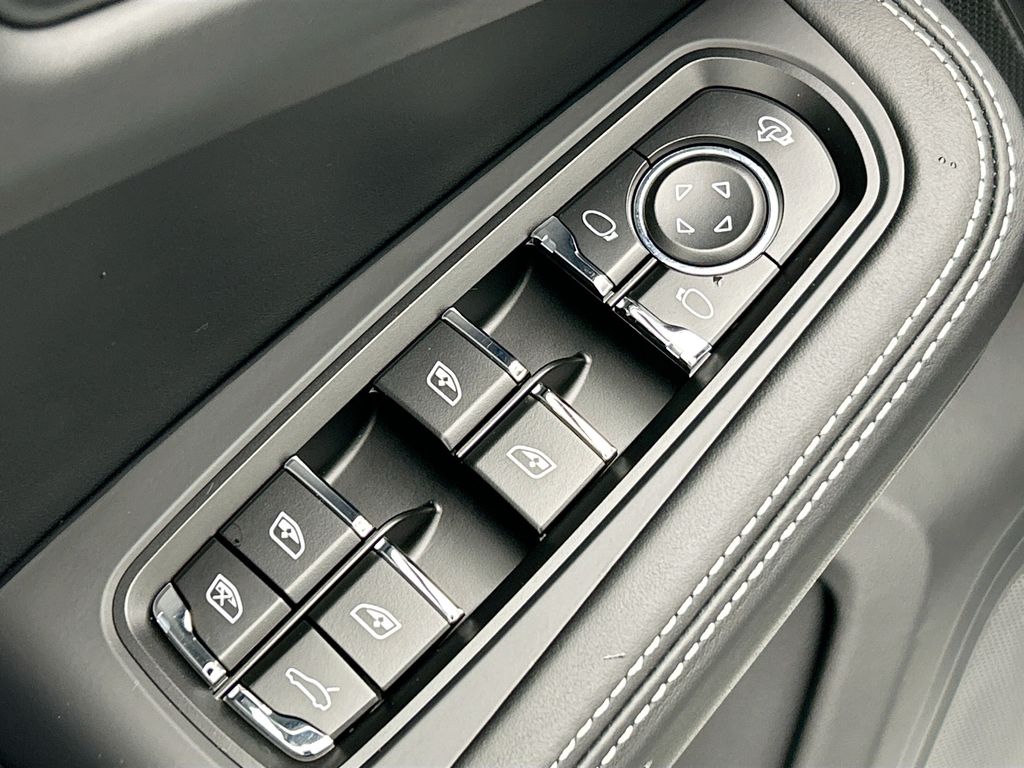 Thumbnail: 2026 Porsche Macan - 24