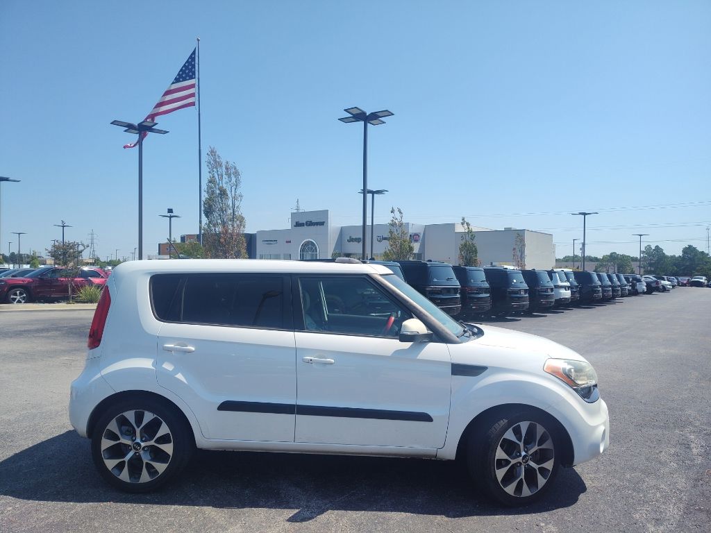 Clear White 2013 Kia Soul Wagon Front-Wheel Drive 6-Speed Automatic