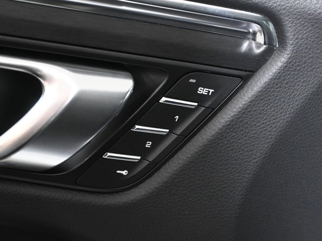 Thumbnail: 2026 Porsche Macan - 32