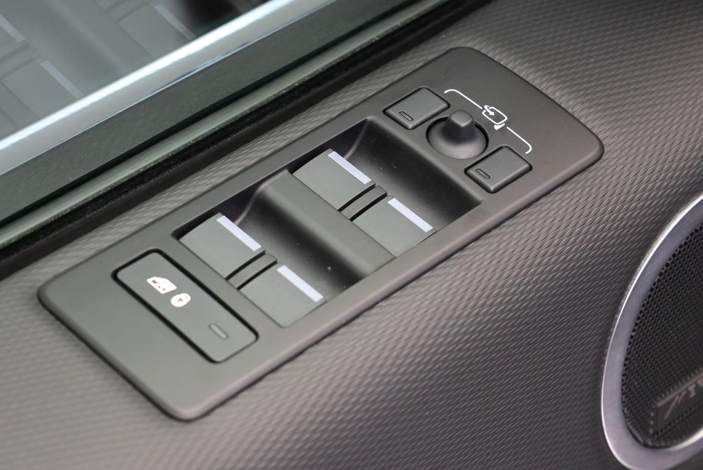 Thumbnail: 2025 Land Rover Discovery - 28