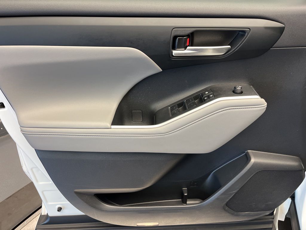 Thumbnail: 2023 Toyota Highlander - 11